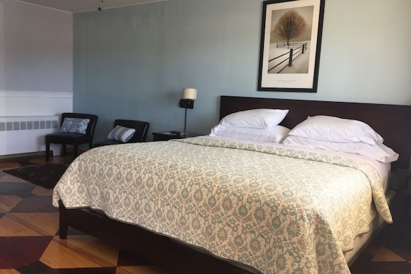 Classic Room, 1 King Bed | Desk, free WiFi, bed sheets