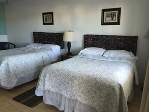 经典客房, 2 张双人床 | 办公桌、免费 WiFi、床单