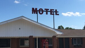 Um motel com um letreiro chamativo 'MOTEL'.
