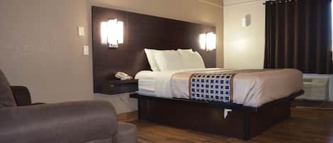 Tabla de planchar con plancha, wifi gratis y ropa de cama