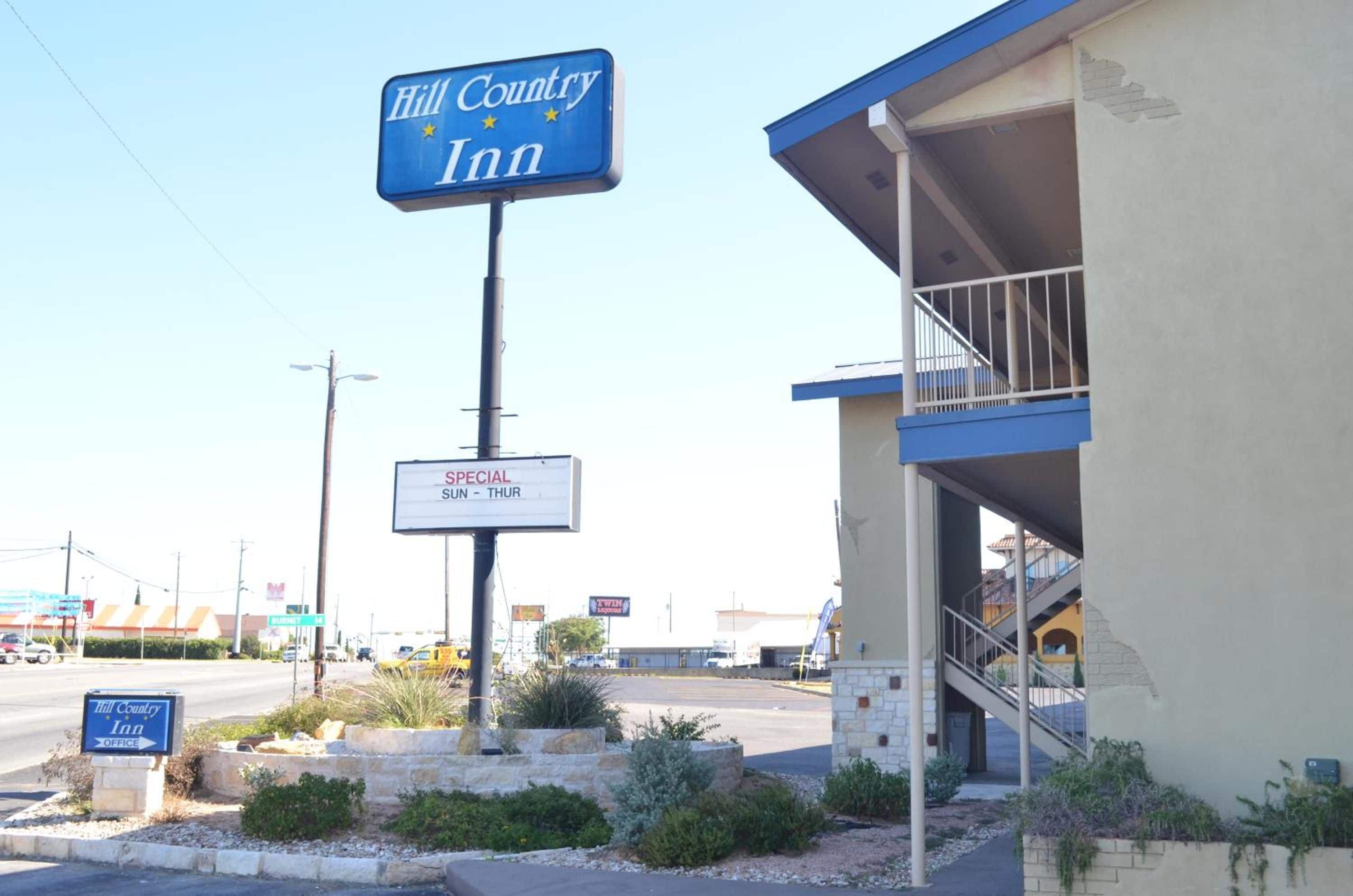 Letrero de Hill Country Inn con un anuncio de tarifa especial debajo.