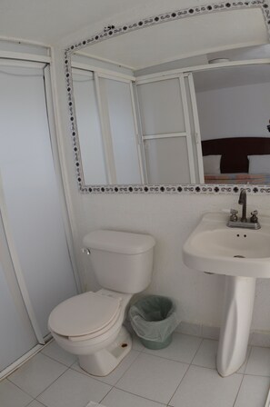 Shower, free toiletries, hair dryer (on request) - Hotel VH (Toluca)
