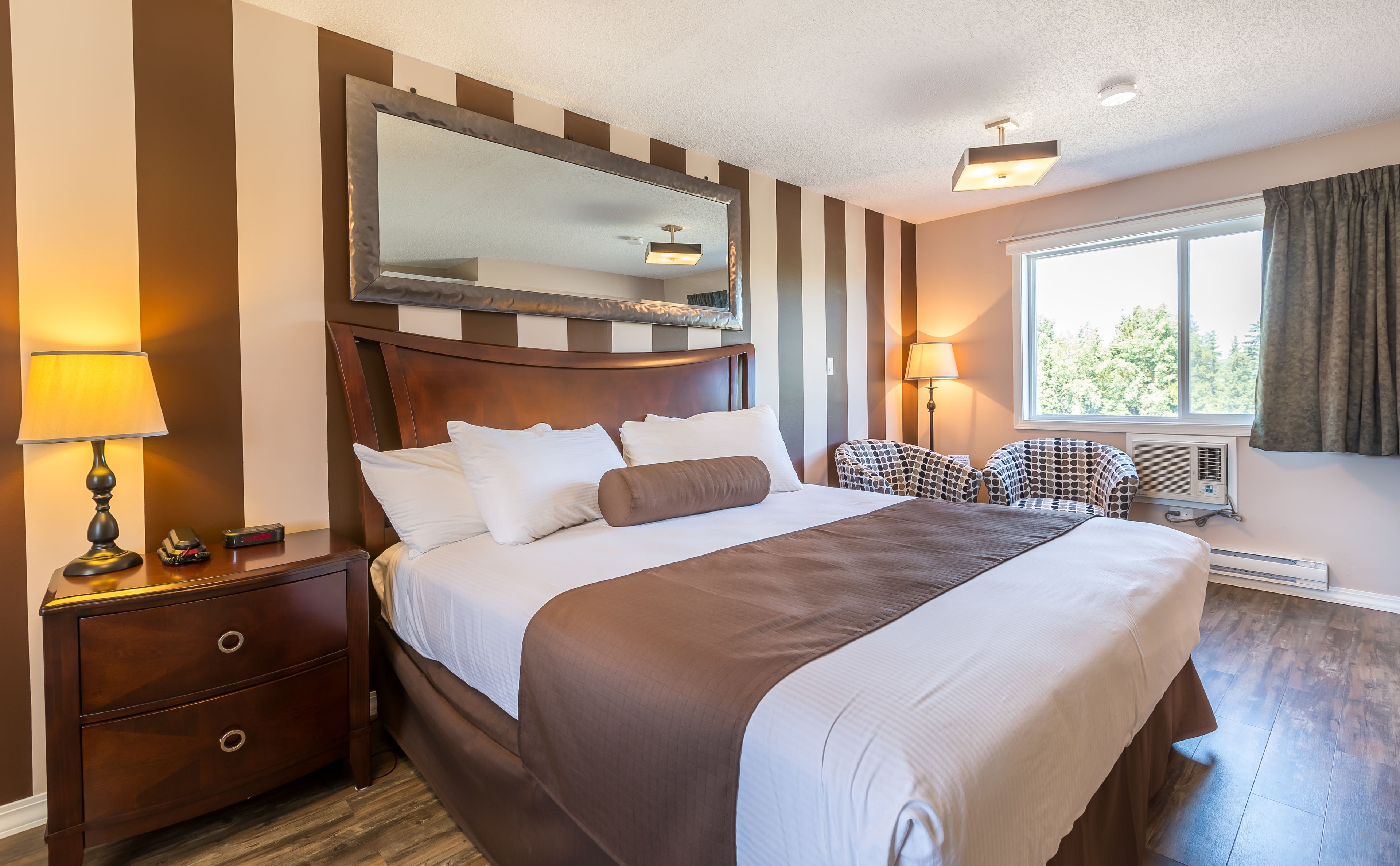 suite, hot tub | minibar, desk, blackout curtains, iron/ironing board