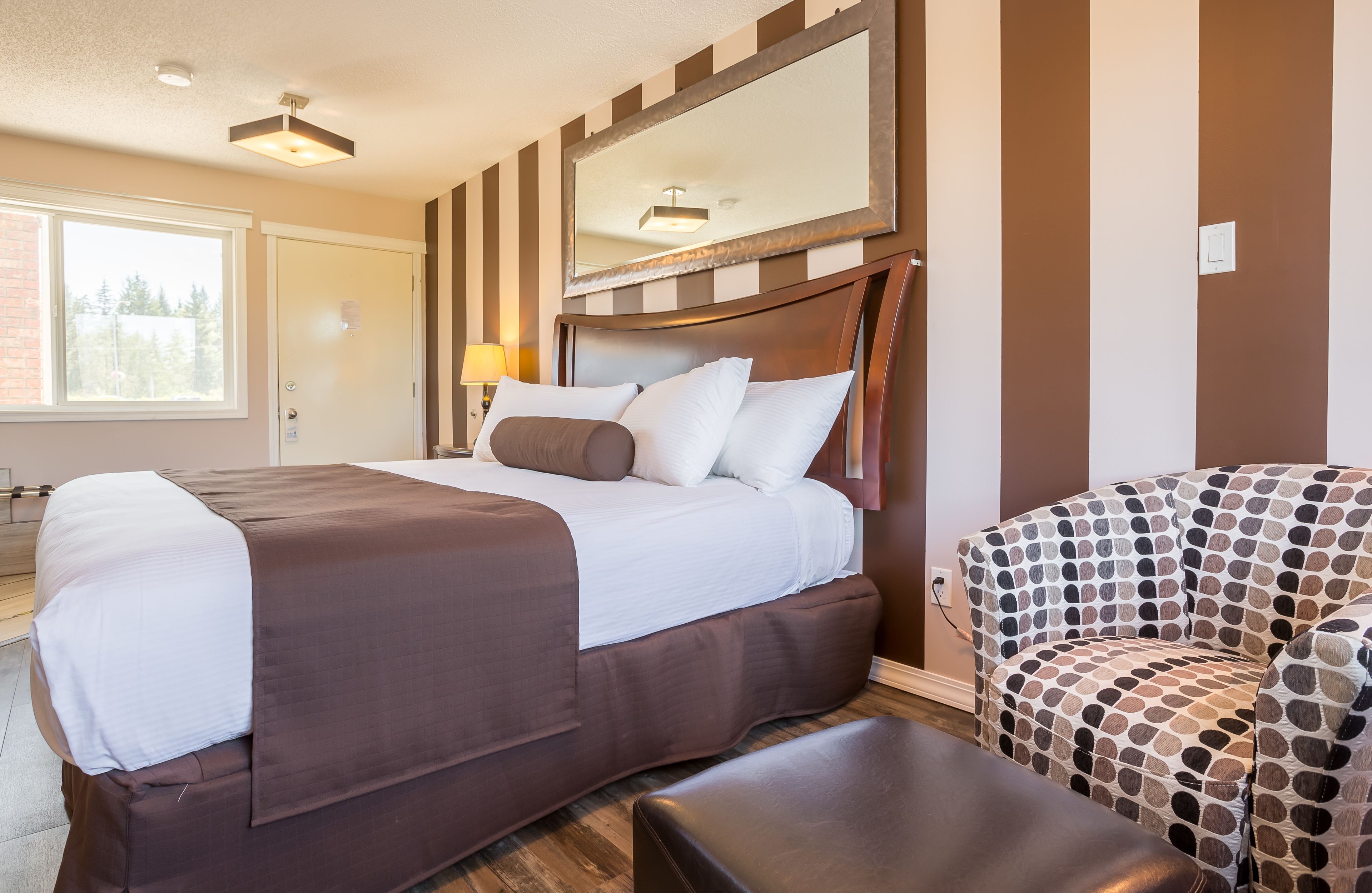 suite, hot tub | minibar, desk, blackout curtains, iron/ironing board