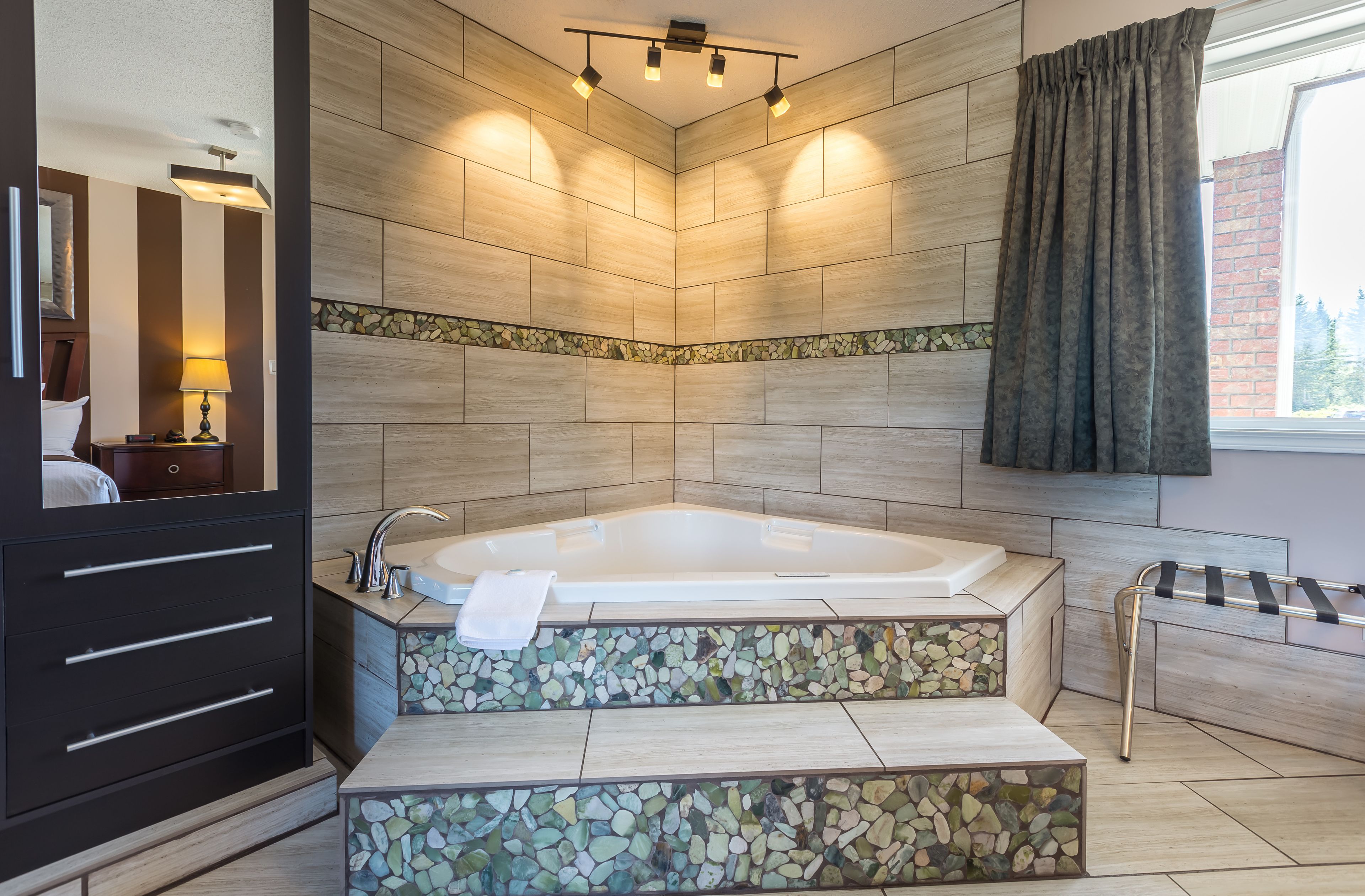 suite, hot tub | jetted bathtub