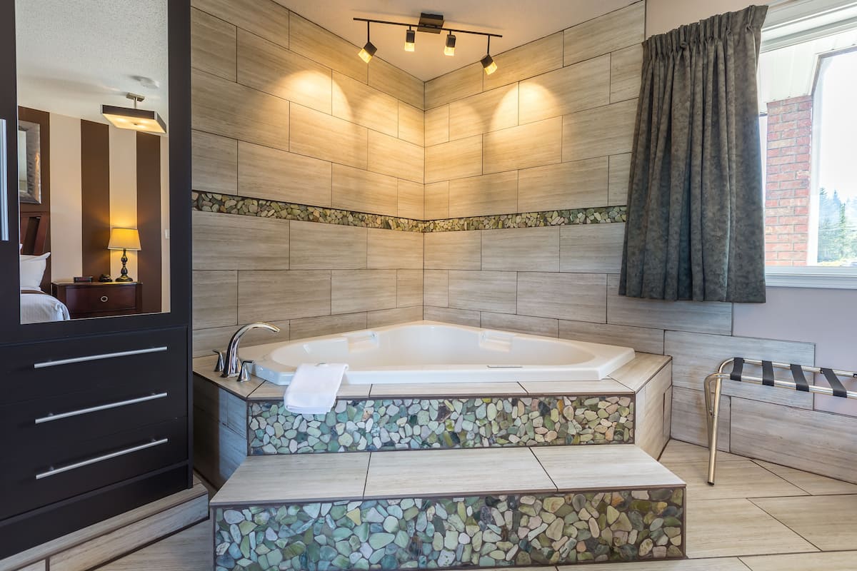 suite, hot tub | jetted bathtub