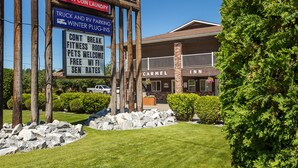 A Camel Inn sign with amenities including a restaurant, kitchenette motel, and guest coin laundry. - Carmel Inn (Prince George)