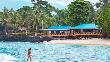 Plage privée, sable blanc, navette gratuite vers la plage, parasols