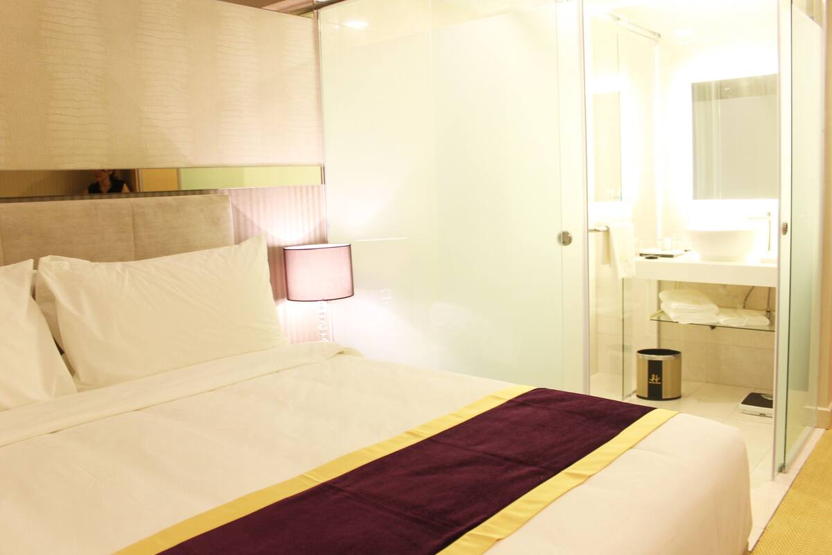 In-room safe, soundproofing, iron/ironing board, free WiFi