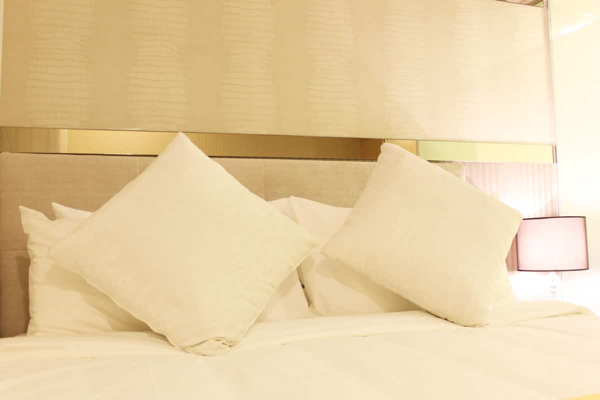 In-room safe, soundproofing, iron/ironing board, free WiFi