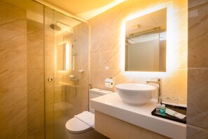 Habitación Deluxe, 1 cama de matrimonio grande | Baño | Artículos de higiene personal gratuitos, secador de pelo, bidé y toallas