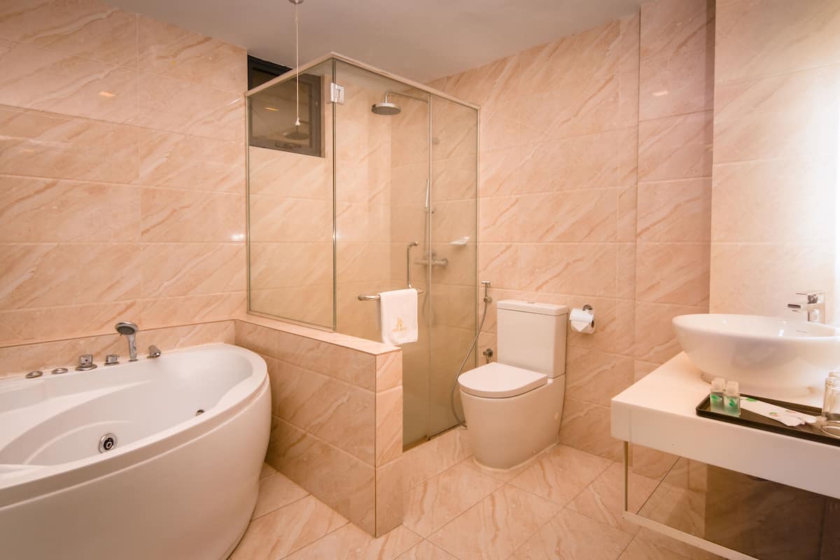 Royce Suite | Bathroom | Free toiletries, hair dryer, bidet, towels
