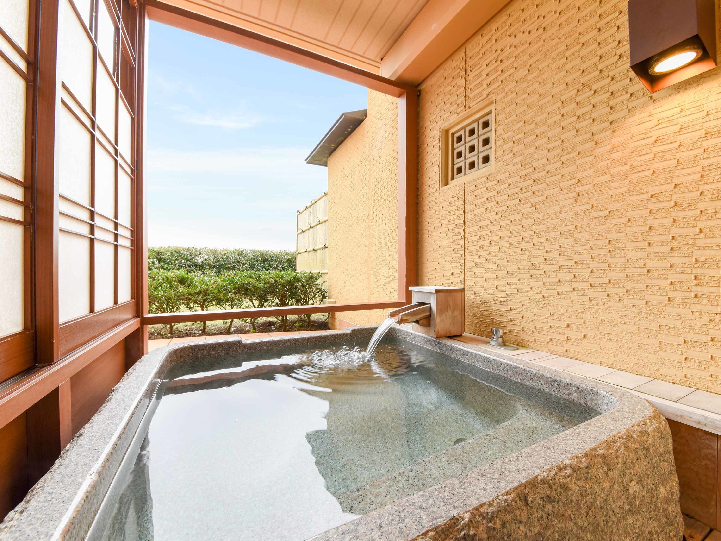 客房 | 房內夾萬、書桌、床單