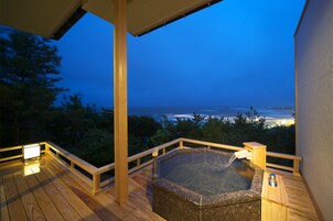 Villa | Baño | Bañera y ducha independientes y bañera de agua termal