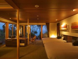 Caja fuerte, escritorio, ropa de cama