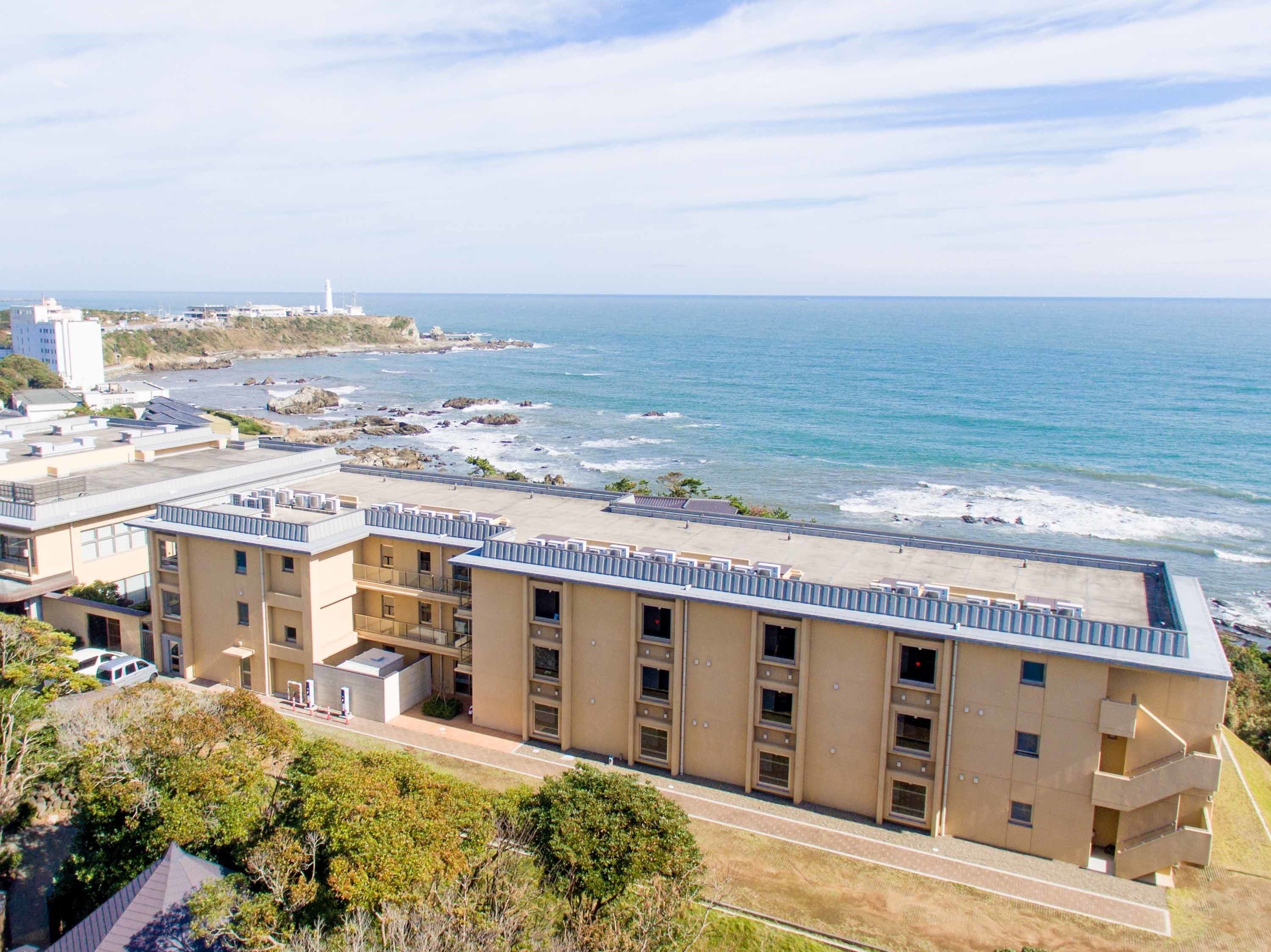 Ein Küstengebäude mit mehreren Balkonen mit Blick auf das Meer.