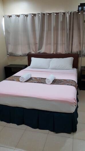Quarto duplo executivo, 2 camas de solteiro | Escrivaninha, Wi-Fi de cortesia, roupa de cama