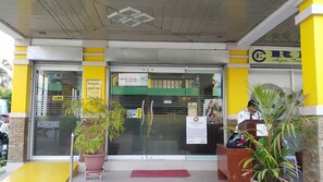 Property entrance - Park Avenue Residence Inn & Suites (Davao)