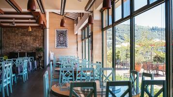 Hádegisverður og kvöldverður í boði, asísk matargerðarlist