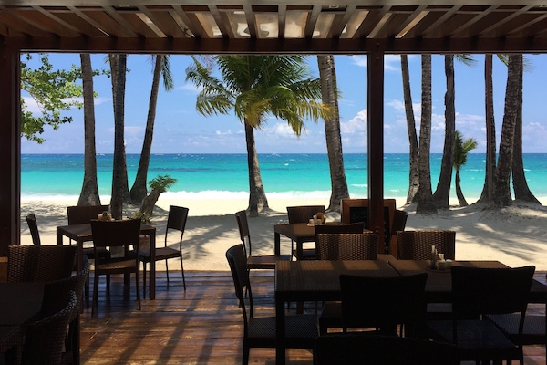 Se sirven desayunos y almuerzos; cocina filipina; con vista a la playa