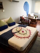 Una cama bien hecha con una decoración de toallas y almohadas.