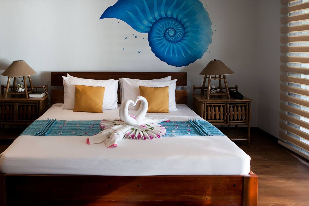 suite | in-room safe, desk, rollaway beds, free wifi