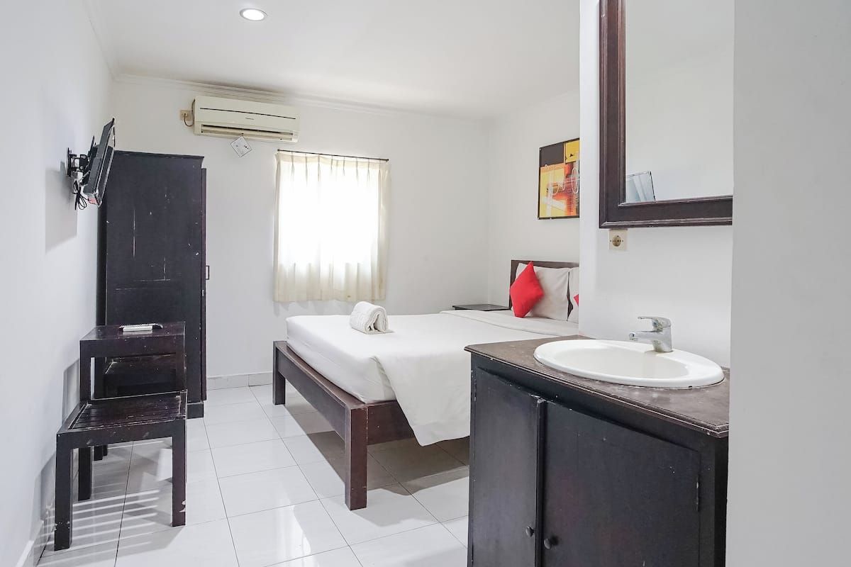 Desk, WiFi (free), bed sheets