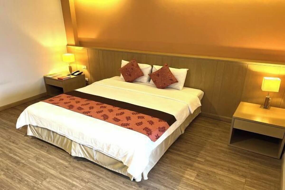 Escrivaninha, cortinas blackout, Wi-Fi de cortesia, roupa de cama