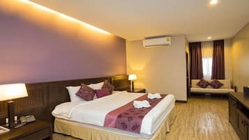 Deluxe Room | Desk, blackout curtains, free WiFi, bed sheets