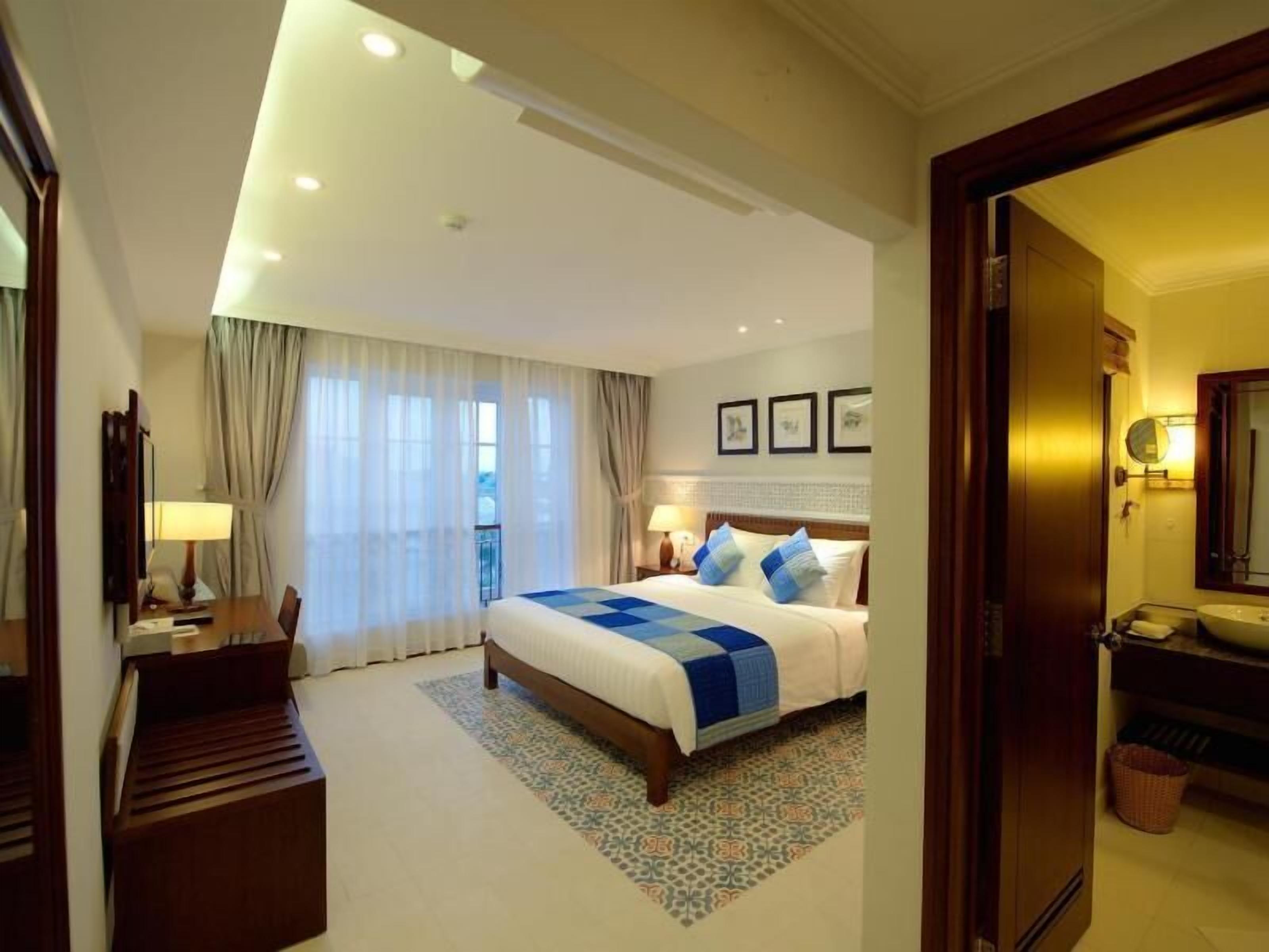 1 bedroom, hypo-allergenic bedding, memory foam beds, minibar