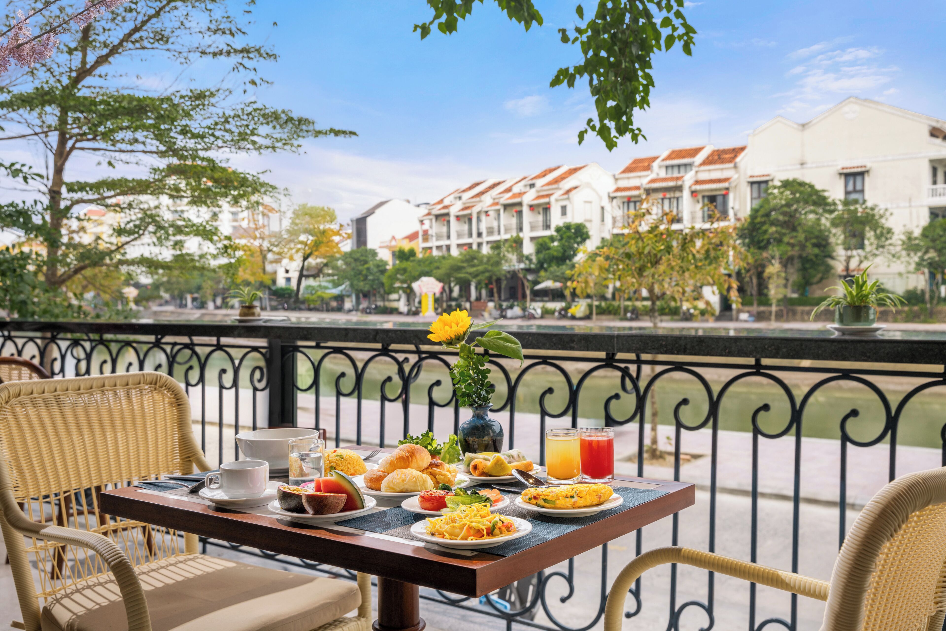 breakfast, lunch, dinner served; international cuisine