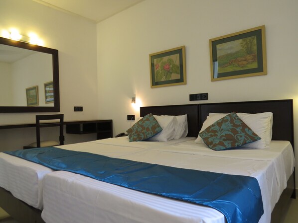 Standard Twin Room, Ensuite | In-room safe, desk, soundproofing, iron/ironing board