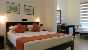 غرفة مز دوجة عادية - بحمام داخل الغرفة | خزنة داخل الغرفة ومكتب وتجهيزات عازلة للصوت ومكواة/لوح كي