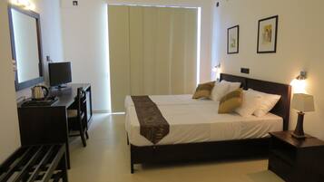 Standard Single Room, 1 Bedroom, Ensuite | In-room safe, desk, soundproofing, iron/ironing board