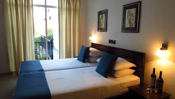 Standard Twin Room, Ensuite | In-room safe, desk, soundproofing, iron/ironing board