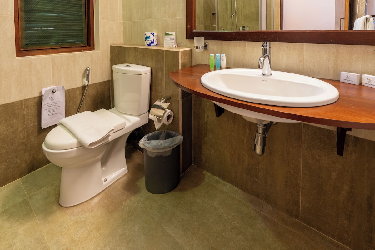 standard non sea view | bathroom | shower, free toiletries, hair dryer, bathrobes