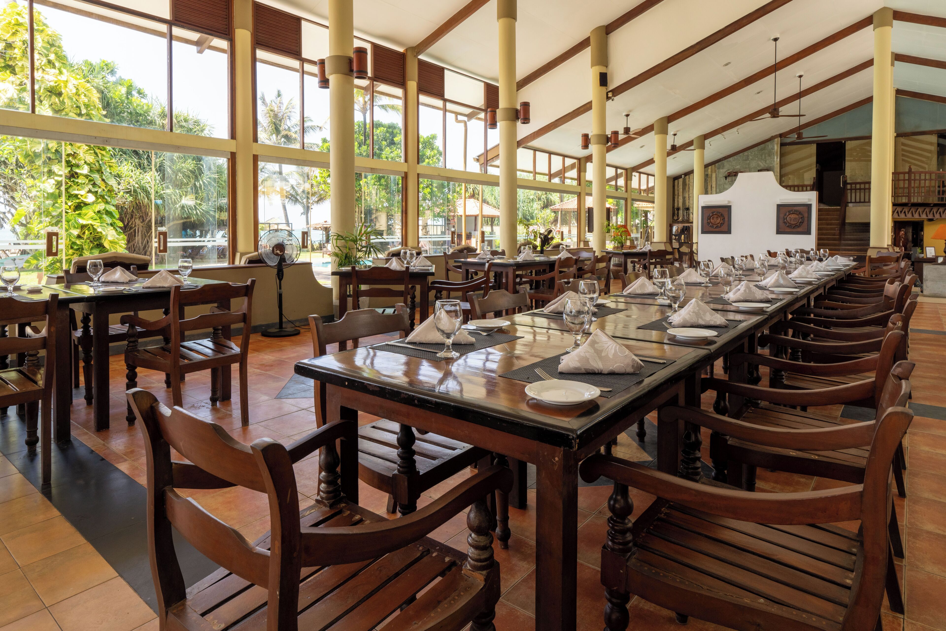 朝食、ランチ、ディナーに営業 (多国籍料理、オーシャン ビュー)