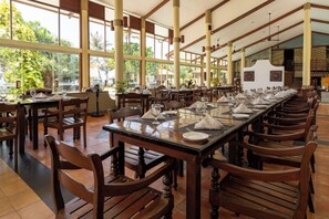 Se sirven desayunos y almuerzos; cocina internacional; con vista al mar