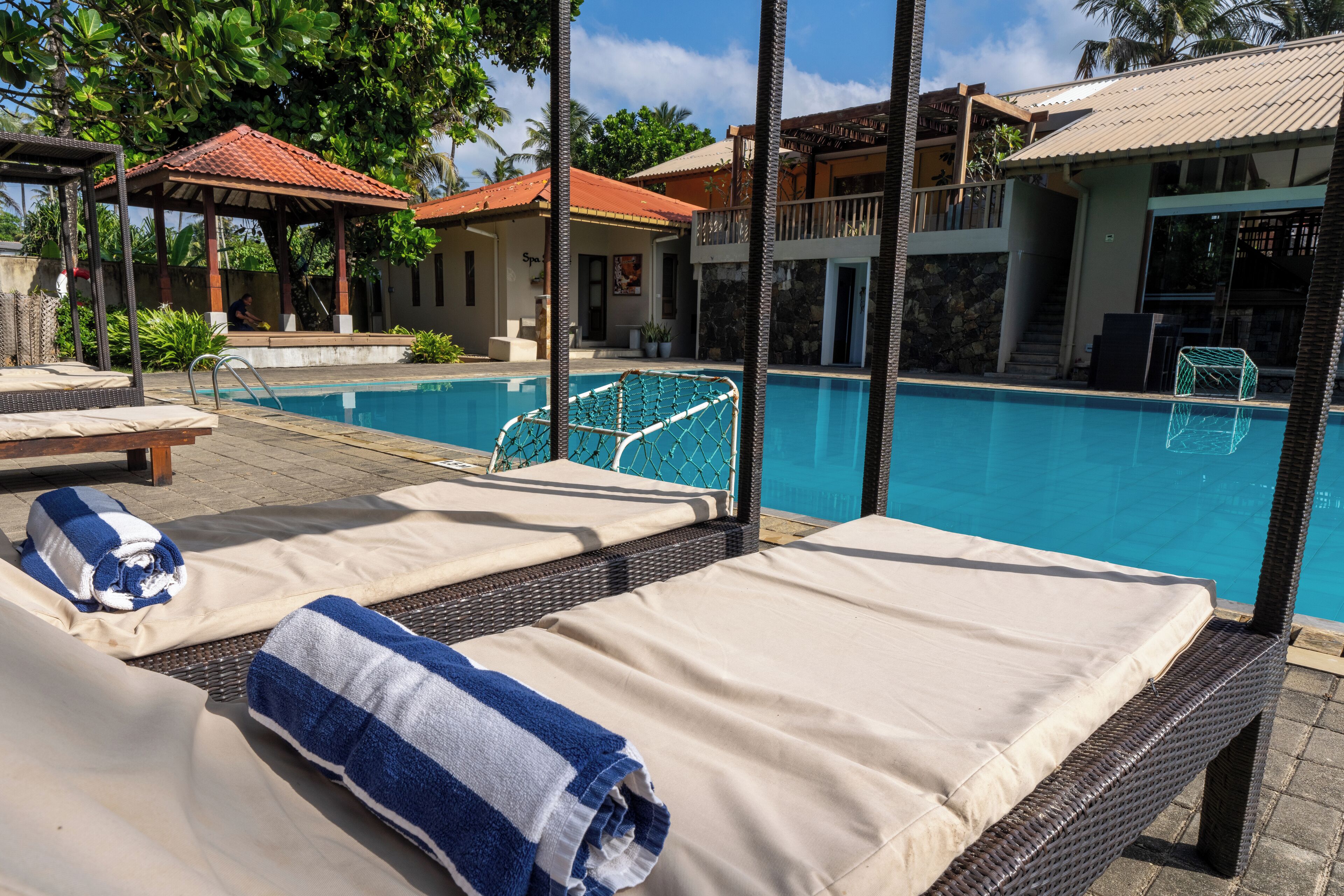 Alberca al aire libre, sombrillas en la alberca y camastros 