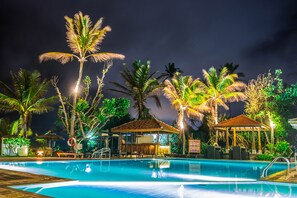 Kolam renang outdoor, dengan payung kolam renang dan kursi berjemur