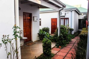 Standard Twin Room | Premium bedding, desk, iron/ironing board, free WiFi - Villa Jana (Pretoria)