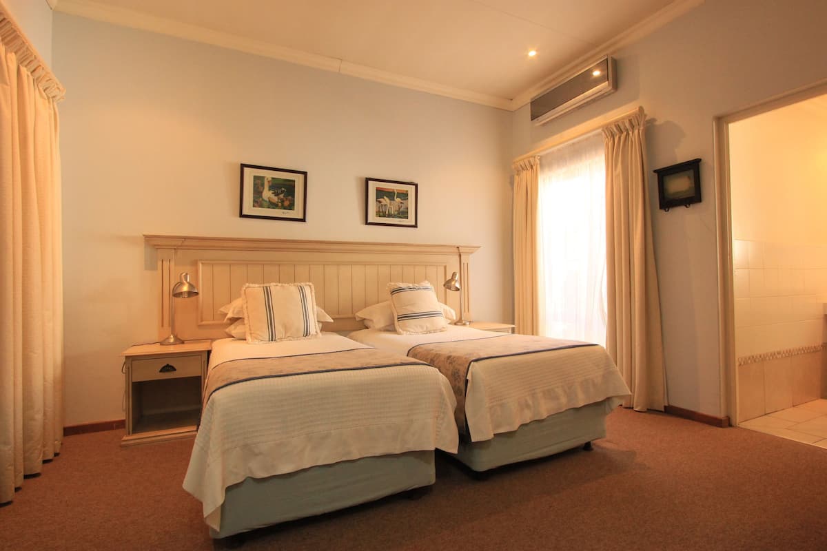 Roupas de cama premium, escrivaninha, Wi-Fi de cortesia