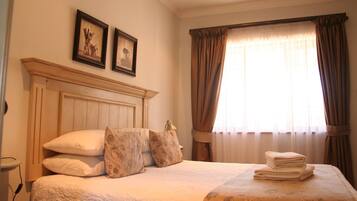 Premium bedding, desk, free WiFi, wheelchair access