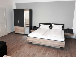 Desk, laptop workspace, free WiFi, bed sheets - Pension Marktblick (Friedrichstadt)