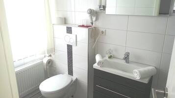 Een douche, een haardroger, handdoeken, zeep