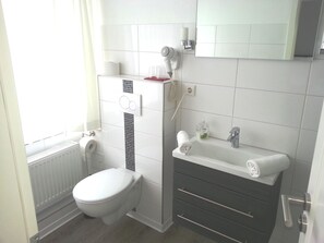 Shower, hair dryer, towels, soap - Pension Marktblick (Friedrichstadt)