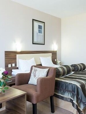 Premium bedding, minibar, desk, blackout curtains