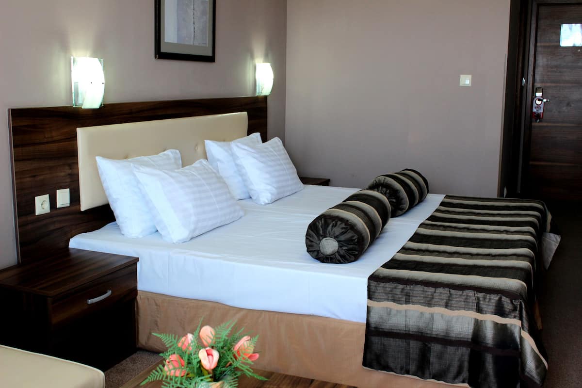 1 bedroom, premium bedding, minibar, desk
