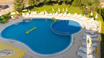 Outdoor pool, pool loungers