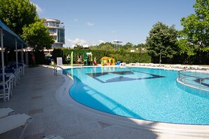 Una piscina al aire libre, tumbonas